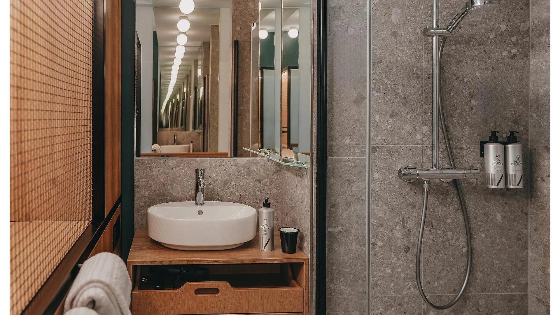 1.75 Paris Le Charme Hotel 0*,  France